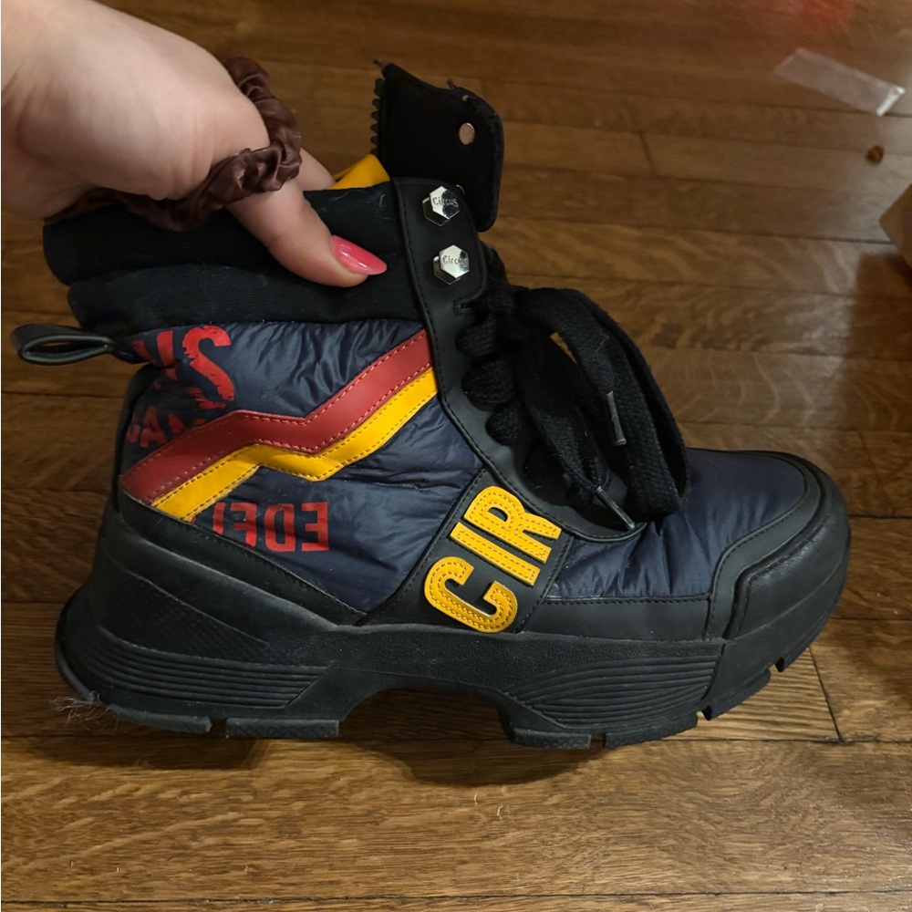 Snow boots
